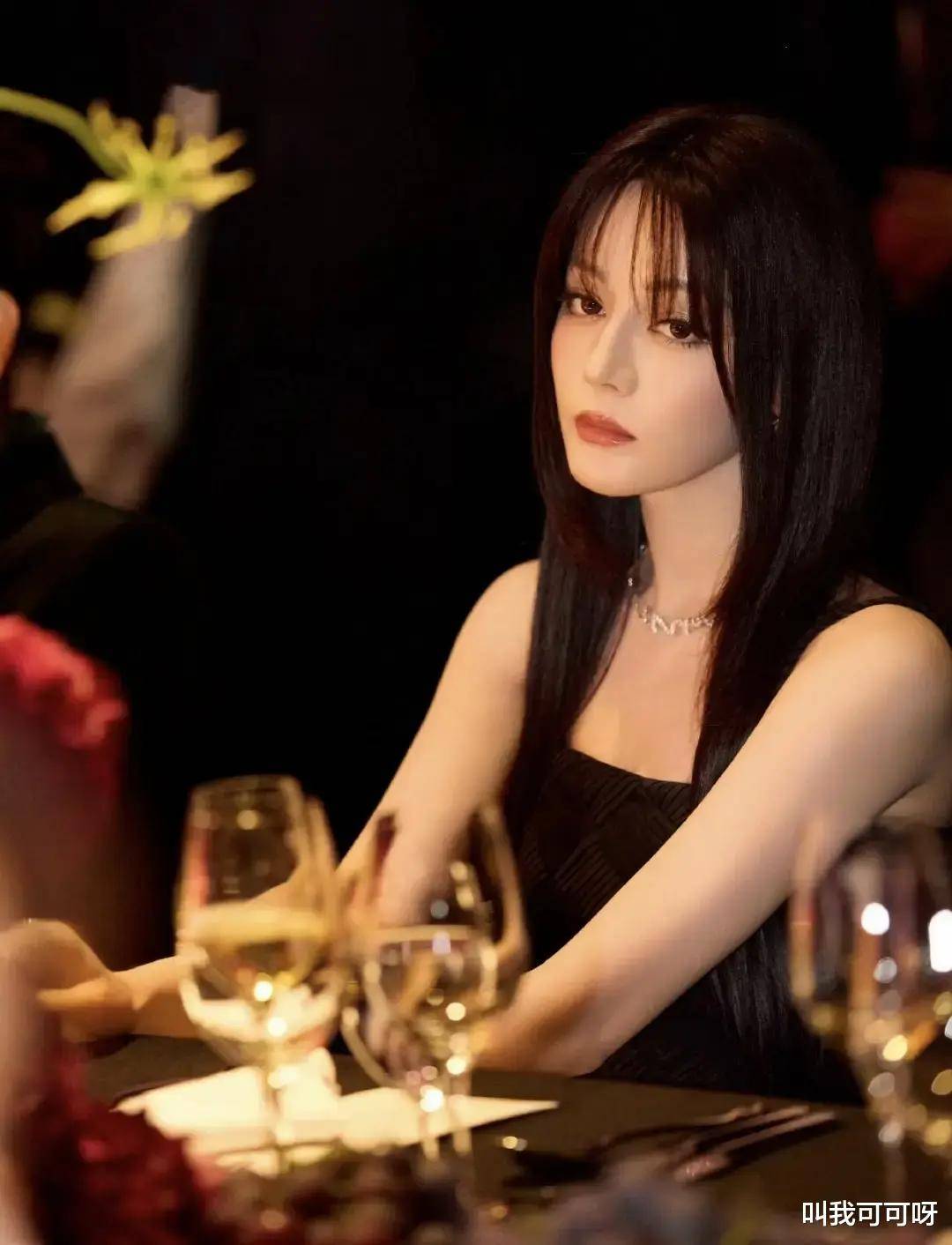 简约小黑裙加身迪丽热巴“冷冽女王”秒变“清纯学姐”